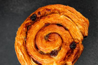 Kuru üzümlü çörek tatlı puf börek taze lezzetli gurme yemek arkaplanı masa kırsal yiyeceklerin üst görünümü fotokopi alanı