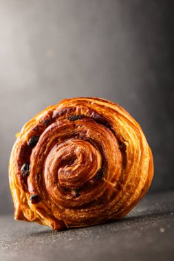 Kuru üzümlü çörek tatlı puf börek taze lezzetli gurme yemek arkaplanı masa kırsal yiyeceklerin üst görünümü fotokopi alanı