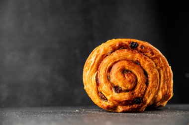 Kuru üzümlü çörek tatlı puf börek taze lezzetli gurme yemek arkaplanı masa kırsal yiyeceklerin üst görünümü fotokopi alanı