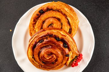 Kuru üzümlü çörek tatlı puf börek taze lezzetli gurme yemek arkaplanı masa kırsal yiyeceklerin üst görünümü fotokopi alanı