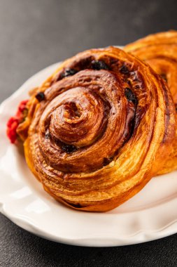 Kuru üzümlü çörek tatlı puf börek taze lezzetli gurme yemek arkaplanı masa kırsal yiyeceklerin üst görünümü fotokopi alanı