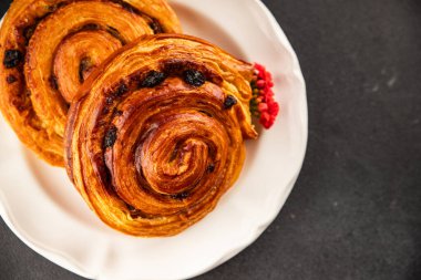 Kuru üzümlü çörek tatlı puf börek taze lezzetli gurme yemek arkaplanı masa kırsal yiyeceklerin üst görünümü fotokopi alanı