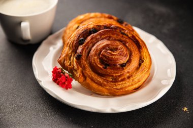 Kuru üzümlü çörek tatlı puf börek taze lezzetli gurme yemek arkaplanı masa kırsal yiyeceklerin üst görünümü fotokopi alanı