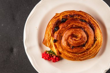 Kuru üzümlü çörek tatlı puf börek taze lezzetli gurme yemek arkaplanı masa kırsal yiyeceklerin üst görünümü fotokopi alanı