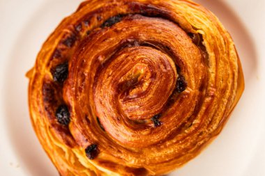 Kuru üzümlü çörek tatlı puf börek taze lezzetli gurme yemek arkaplanı masa kırsal yiyeceklerin üst görünümü fotokopi alanı