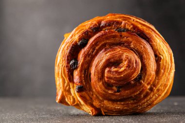 Kuru üzümlü çörek tatlı puf börek taze lezzetli gurme yemek arkaplanı masa kırsal yiyeceklerin üst görünümü fotokopi alanı