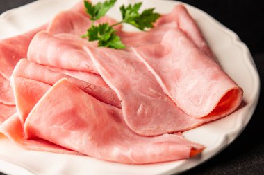 Jambon eti dilimler domuz eti taze lezzetli gurme yemek arkaplanı masa üzerinde rustik gıda üst görünüm fotokopi alanı