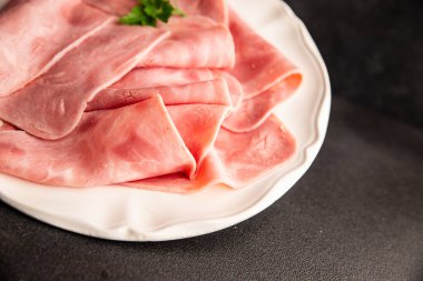 Jambon eti dilimler domuz eti taze lezzetli gurme yemek arkaplanı masa üzerinde rustik gıda üst görünüm fotokopi alanı