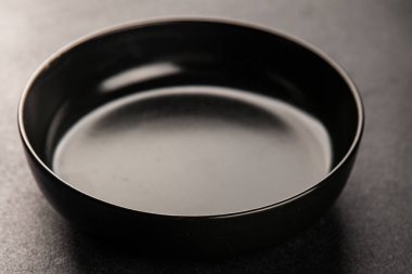 Tabak siyah sofra takımı boş yemek takımı tabakları servis etmeye hazır sofra arkasında yemek seramik tabağı servis etmeye hazır.