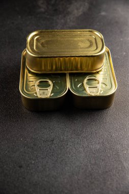 Konserve balık veya et, konserve sebze konservesi taze lezzetli gurme yemek arkaplanı masa kırsal gıdalar üst görünüm alanı kopyalayabilir mi?