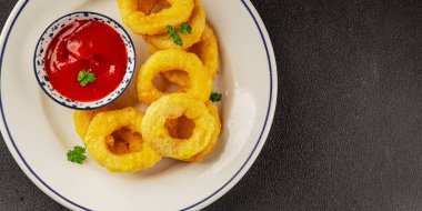 Colmar halkaları kızarmış yiyecek fast food çıtır çıtır aperatif taze lezzetli gurme yemek arkaplanı masa rustik gıda üst görünümü fotokopi alanı üzerinde