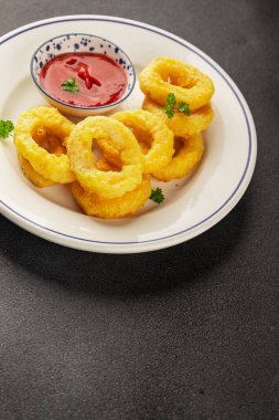 Colmar halkaları kızarmış yiyecek fast food çıtır çıtır aperatif taze lezzetli gurme yemek arkaplanı masa rustik gıda üst görünümü fotokopi alanı üzerinde