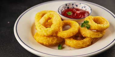 Colmar halkaları kızarmış yiyecek fast food çıtır çıtır aperatif taze lezzetli gurme yemek arkaplanı masa rustik gıda üst görünümü fotokopi alanı üzerinde