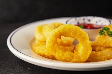 Colmar halkaları kızarmış yiyecek fast food çıtır çıtır aperatif taze lezzetli gurme yemek arkaplanı masa rustik gıda üst görünümü fotokopi alanı üzerinde