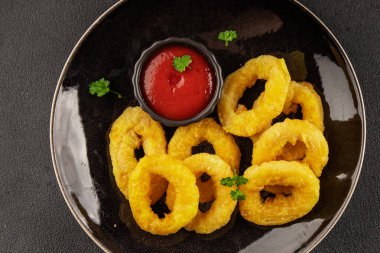 Colmar halkaları kızarmış yiyecek fast food çıtır çıtır aperatif taze lezzetli gurme yemek arkaplanı masa rustik gıda üst görünümü fotokopi alanı üzerinde