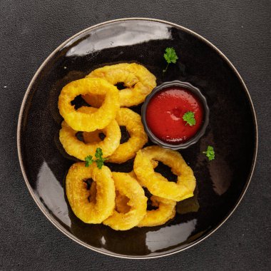 Colmar halkaları kızarmış yiyecek fast food çıtır çıtır aperatif taze lezzetli gurme yemek arkaplanı masa rustik gıda üst görünümü fotokopi alanı üzerinde