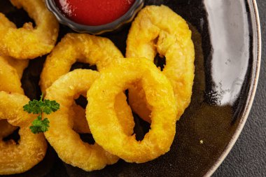 Colmar halkaları kızarmış yiyecek fast food çıtır çıtır aperatif taze lezzetli gurme yemek arkaplanı masa rustik gıda üst görünümü fotokopi alanı üzerinde