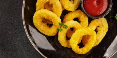 Colmar halkaları kızarmış yiyecek fast food çıtır çıtır aperatif taze lezzetli gurme yemek arkaplanı masa rustik gıda üst görünümü fotokopi alanı üzerinde