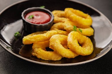 Colmar halkaları kızarmış yiyecek fast food çıtır çıtır aperatif taze lezzetli gurme yemek arkaplanı masa rustik gıda üst görünümü fotokopi alanı üzerinde