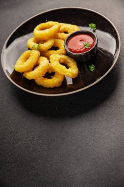 Colmar halkaları kızarmış yiyecek fast food çıtır çıtır aperatif taze lezzetli gurme yemek arkaplanı masa rustik gıda üst görünümü fotokopi alanı üzerinde