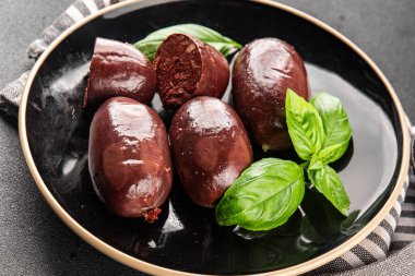 Siyah puding sosis taze lezzetli gurme yemek arkaplanı masanın üstünde rustik yemek üst görünümü fotokopi alanı