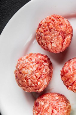 Köfteler çiğ domuz eti, sığır eti, tavuk taze lezzetli gurme yemek arka planı masa rustik gıda üst görünüm fotokopi alanı