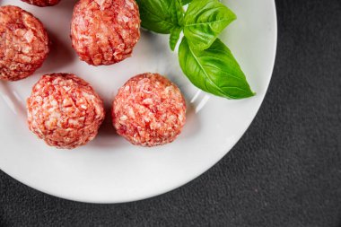 Köfteler çiğ domuz eti, sığır eti, tavuk taze lezzetli gurme yemek arka planı masa rustik gıda üst görünüm fotokopi alanı