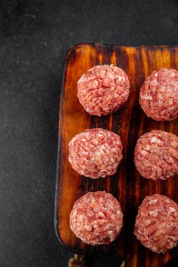 Köfteler çiğ domuz eti, sığır eti, tavuk taze lezzetli gurme yemek arka planı masa rustik gıda üst görünüm fotokopi alanı