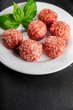 Köfteler çiğ domuz eti, sığır eti, tavuk taze lezzetli gurme yemek arka planı masa rustik gıda üst görünüm fotokopi alanı