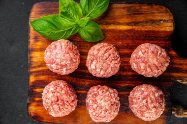 Köfteler çiğ domuz eti, sığır eti, tavuk taze lezzetli gurme yemek arka planı masa rustik gıda üst görünüm fotokopi alanı