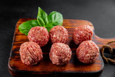 Köfteler çiğ domuz eti, sığır eti, tavuk taze lezzetli gurme yemek arka planı masa rustik gıda üst görünüm fotokopi alanı