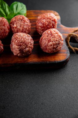 Köfteler çiğ domuz eti, sığır eti, tavuk taze lezzetli gurme yemek arka planı masa rustik gıda üst görünüm fotokopi alanı