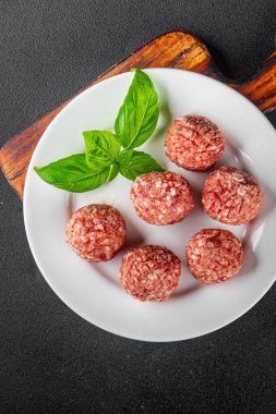 Köfteler çiğ domuz eti, sığır eti, tavuk taze lezzetli gurme yemek arka planı masa rustik gıda üst görünüm fotokopi alanı