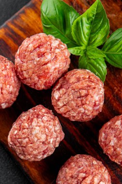 Köfteler çiğ domuz eti, sığır eti, tavuk taze lezzetli gurme yemek arka planı masa rustik gıda üst görünüm fotokopi alanı