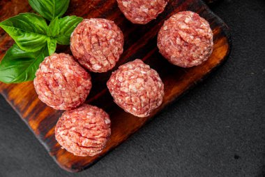 Köfteler çiğ domuz eti, sığır eti, tavuk taze lezzetli gurme yemek arka planı masa rustik gıda üst görünüm fotokopi alanı