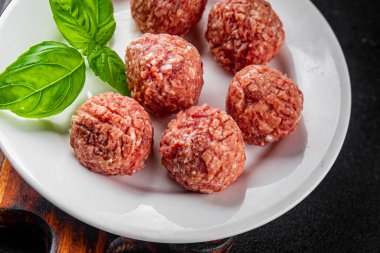 Köfteler çiğ domuz eti, sığır eti, tavuk taze lezzetli gurme yemek arka planı masa rustik gıda üst görünüm fotokopi alanı