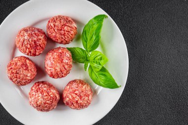 Köfteler çiğ domuz eti, sığır eti, tavuk taze lezzetli gurme yemek arka planı masa rustik gıda üst görünüm fotokopi alanı