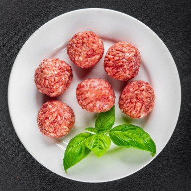 Köfteler çiğ domuz eti, sığır eti, tavuk taze lezzetli gurme yemek arka planı masa rustik gıda üst görünüm fotokopi alanı