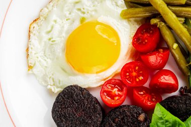 İngiliz kahvaltısı sahanda yumurta, kara puding, sebzeler, fasulye taze gurme yemek arkaplanı masanın kırsal kesiminde fotokopi alanı.