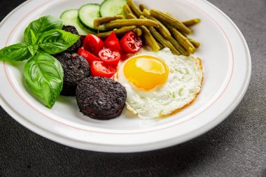 İngiliz kahvaltısı sahanda yumurta, kara puding, sebzeler, fasulye taze gurme yemek arkaplanı masanın kırsal kesiminde fotokopi alanı.