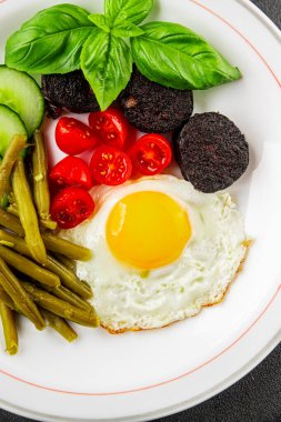 İngiliz kahvaltısı sahanda yumurta, kara puding, sebzeler, fasulye taze gurme yemek arkaplanı masanın kırsal kesiminde fotokopi alanı.