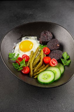 İngiliz kahvaltısı sahanda yumurta, kara puding, sebzeler, fasulye taze gurme yemek arkaplanı masanın kırsal kesiminde fotokopi alanı.
