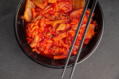 Kimçi salatalı lahana turşusu baharatlı baharatlı sebzeler lezzetli gurme yemek arkaplanı masanın üstünde rustik yiyecekler fotokopi alanı vejetaryen ve vejetaryen yemekleri.