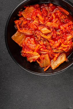 Kimçi salatalı lahana turşusu baharatlı baharatlı sebzeler lezzetli gurme yemek arkaplanı masanın üstünde rustik yiyecekler fotokopi alanı vejetaryen ve vejetaryen yemekleri.