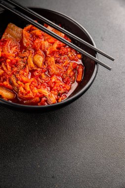 Kimçi salatalı lahana turşusu baharatlı baharatlı sebzeler lezzetli gurme yemek arkaplanı masanın üstünde rustik yiyecekler fotokopi alanı vejetaryen ve vejetaryen yemekleri.