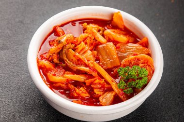 Kimçi salatalı lahana turşusu baharatlı baharatlı sebzeler lezzetli gurme yemek arkaplanı masanın üstünde rustik yiyecekler fotokopi alanı vejetaryen ve vejetaryen yemekleri.