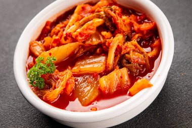 Kimçi salatalı lahana turşusu baharatlı baharatlı sebzeler lezzetli gurme yemek arkaplanı masanın üstünde rustik yiyecekler fotokopi alanı vejetaryen ve vejetaryen yemekleri.