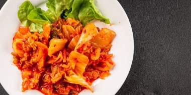 Kimçi salatalı lahana turşusu baharatlı baharatlı sebzeler lezzetli gurme yemek arkaplanı masanın üstünde rustik yiyecekler fotokopi alanı vejetaryen ve vejetaryen yemekleri.