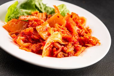 Kimçi salatalı lahana turşusu baharatlı baharatlı sebzeler lezzetli gurme yemek arkaplanı masanın üstünde rustik yiyecekler fotokopi alanı vejetaryen ve vejetaryen yemekleri.