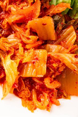 Kimçi salatalı lahana turşusu baharatlı baharatlı sebzeler lezzetli gurme yemek arkaplanı masanın üstünde rustik yiyecekler fotokopi alanı vejetaryen ve vejetaryen yemekleri.